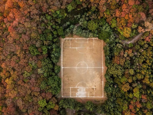 Lapangan Sepak Bola Dibangun di Kawah Gunung Berapi, Kok Bisa?