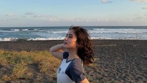 Foto Manis Tissa Biani Menikmati Indahnya Parangtritis