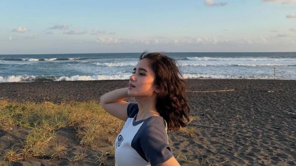 Foto Manis Tissa Biani Menikmati Indahnya Parangtritis