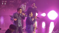 Video Nostalgia Sambil Sing Along di Konser 25 Tahun Yovie & Nuno