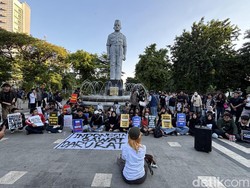Puluhan Massa Aksi di Depan Grahadi Suarakan 8 Tuntutan Ini