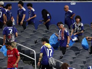Saat Suporter Jepang Bersih-bersih Stadion Piala Dunia Malah Tuai Kritikan