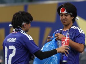 Aksi Bersih-bersih Fans Jepang Dipuji Dunia, tapi Dikritik di Rumah
