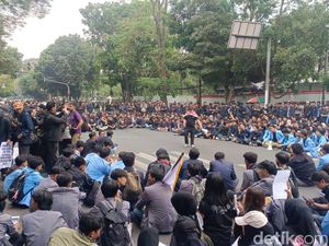 Mahasiswa Bandung Demo di DPRD Jabar, Jalan Diponegoro Tutup