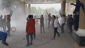 Unjuk Rasa Mahasiswa di DPRD Lubuklinggau Ricuh, Bakar Ban-Dorong Petugas