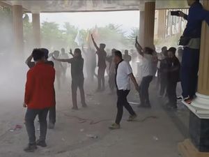 Unjuk Rasa Mahasiswa di DPRD Lubuklinggau Ricuh, Bakar Ban-Dorong Petugas
