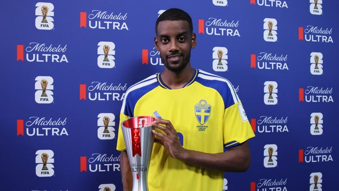 MONTERREY, MEXICO - JUNE 14: Alexander Isak #9 of Sweden poses for a photograph with the Superior Player of the Match award after the teams victory in the FIFA World Cup 2026 Group F match between Sweden and Tunisia at Monterrey Stadium on June 14, 