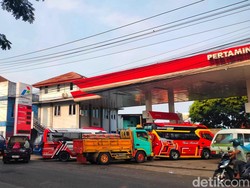 Antrean Solar di Palabuhanratu Picu Macet dan Ketegangan