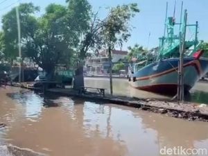 Banjir Rob Rendam Pesisir Utara Pasuruan, Aktivitas Warga Terganggu