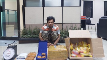 Bareskrim Polri Gagalkan Paket Mi Instan Isi 5,2 Kg Ganja di Malang