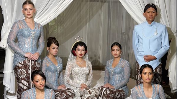 Baila Fauri-Rebecca Klopper Jadi Bridesmaid Jennifer Coppen, Anggun Berkebaya