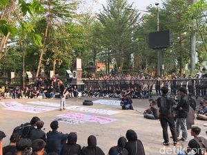 Massa Berbaju Hitam Geruduk DPRD Purwakarta, Bakar Ban di Jalan
