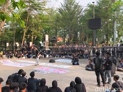 Massa Berbaju Hitam Geruduk DPRD Purwakarta, Bakar Ban di Jalan