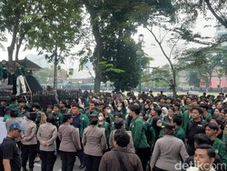 BEM USU Demo di Kantor DPRD Sumut, Tuntut Hentikan MBG-Jaga Harga BBM