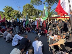 Hindari Depan Grahadi, Ada Demo Mahasiswa Unair Siang Ini!
