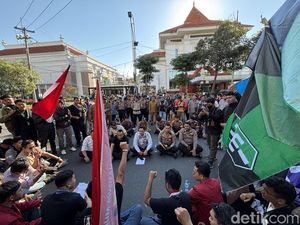Aliansi BEM Surabaya Gabung Demo di Grahadi Siang Ini