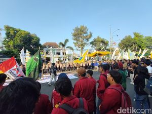 Demo Mahasiswa di DPRD Cirebon, Kritik MBG hingga Korupsi