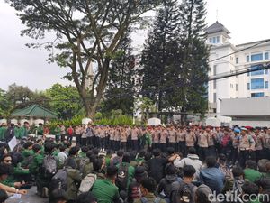Mahasiswa Geruduk BI Jabar, Soroti Rupiah Melemah