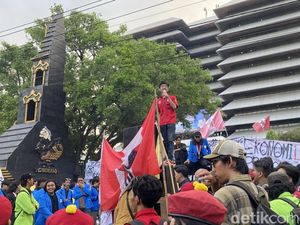 Massa Mahasiswa Demo Bakar Ban di Jalan Pahlawan Semarang