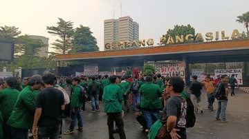 Mahasiswa Juga Gelar Demonstrasi di Pintu Belakang DPR