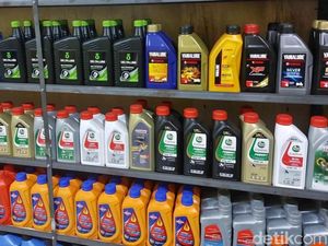 Kenaikan Harga Oli Jadi Beban Baru Para Pengemudi Ojol di Cirebon