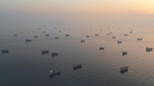 Jantung Energi Dunia Terpantau dari Udara, Kapal-Kapal Penuhi Selat Hormuz