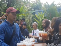 Staf Bagi-bagi Es Teh Chilli Pari ke Pengunjung Rumah Jokowi