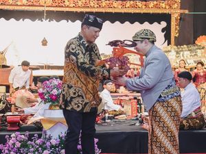 Kapolda Jatim Irjen Nanang Avianto menggaungkan semangat Jogo Jatim di pagelaran wayang kulit. Kegiatan ini memperkuat silaturahmi dan melestarikan budaya.