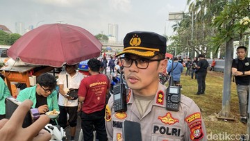Polisi Terluka saat Halau Massa Demo Bakar Ban di DPR