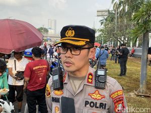 Polisi Terluka Saat Halau Massa Demo Bakar Ban di DPR