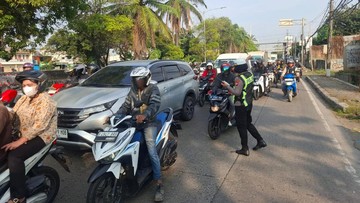 Truk Pecah Ban di Jalan Daan Mogot, Lalu Lintas Macet