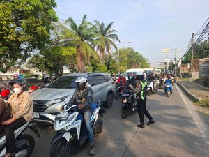 Truk Pecah Ban di Jalan Daan Mogot, Lalu Lintas Macet