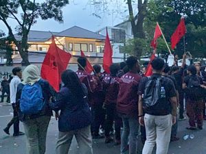 Ledakan Petasan-Kembang Api Bubarkan Massa Demo di DPRD Jabar