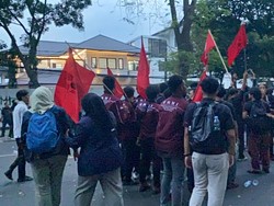 Ledakan Petasan-Kembang Api Bubarkan Massa Demo di DPRD Jabar