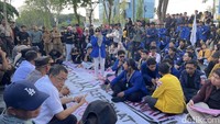 Orasi Di Depan Anggota DPRD Kalsel, Mahasiswi Resah Soal Kemiskinan