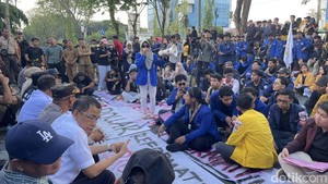 Orasi Di Depan Anggota DPRD Kalsel, Mahasiswi Resah Soal Kemiskinan