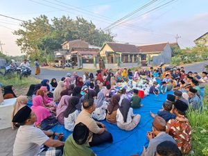 Tradisi Baritan Sambut Suro, Warga Nganjuk Doa Bersama di Tengah Jalan