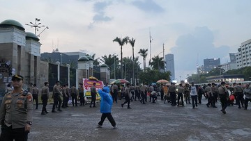 Mahasiswa Bubarkan Diri dari Depan DPR, Long March ke Arah Semanggi