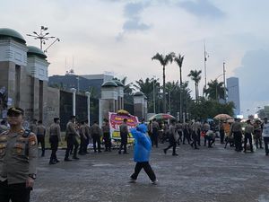 Mahasiswa Bubarkan Diri dari Depan DPR, Long March ke Arah Semanggi