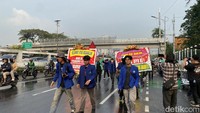 Demo Depan Gedung DPR, Massa Mahasiswa Bawa Karangan Bunga