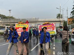 Demo Depan Gedung DPR, Massa Mahasiswa Bawa Karangan Bunga