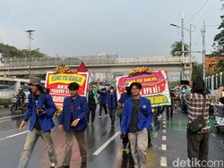 Demo Depan Gedung DPR, Massa Mahasiswa Bawa Karangan Bunga