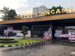 Massa Mahasiswa Bubarkan Diri dari Gerbang Belakang DPR