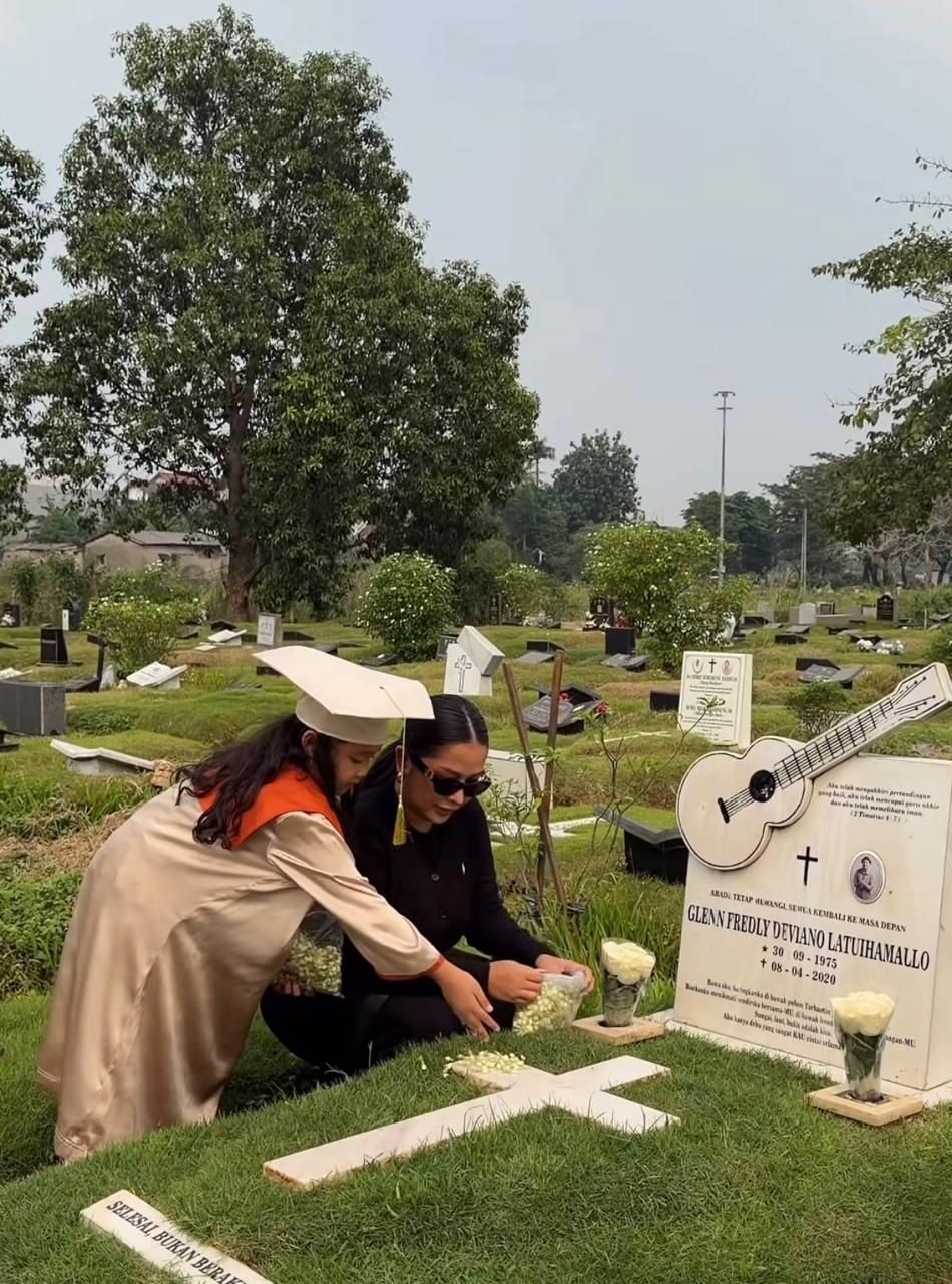 Momen Haru Gewa ke Makam Glenn Fredly di Hari Kelulusan TK