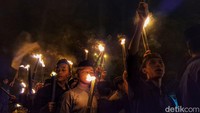 Bupati Bandung Bagi-bagi Kain Kafan di Malam Tahun Baru Islam