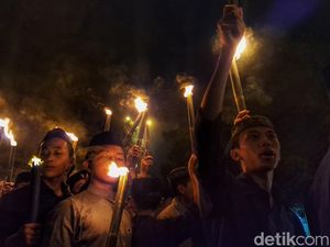 Bupati Bandung Bagi-bagi Kain Kafan di Malam Tahun Baru Islam