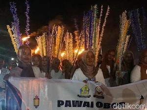 Lautan Cahaya Obor di Pangkalan Bun Sambut 1 Muharram 1448 H