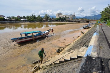 Pendangkalan Sungai Hambat Nelayan Pergi Melaut