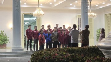 Wapres Gibran Sambut Aspirasi Mahasiswa, Catat di Buku Kecilnya