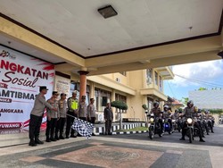 HUT Bhayangkara ke-80, Polda Jatim Bagikan Kitab Suci di Banyuwangi